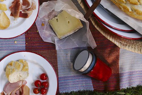 PERFECT PICNICS ARE MADE LIKE THIS.